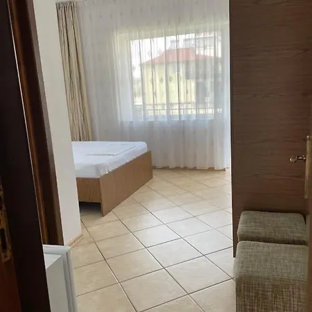 Casa Galbena 3*