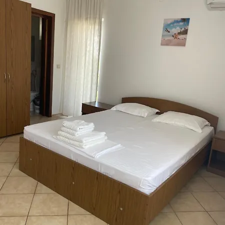 Casa Galbena بيت ضيافة كوستِنيست