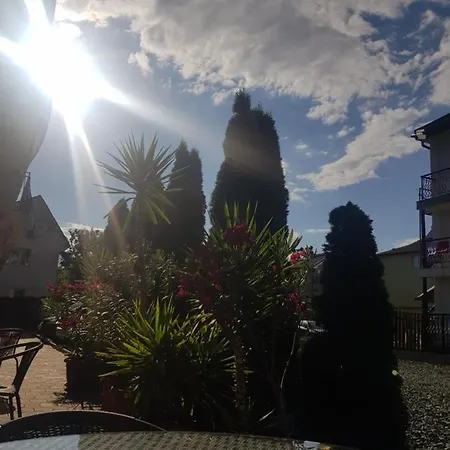 Πανσιόν 45 & Casa Galbena 3*