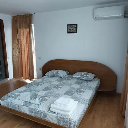Casa Galbena Costinesti