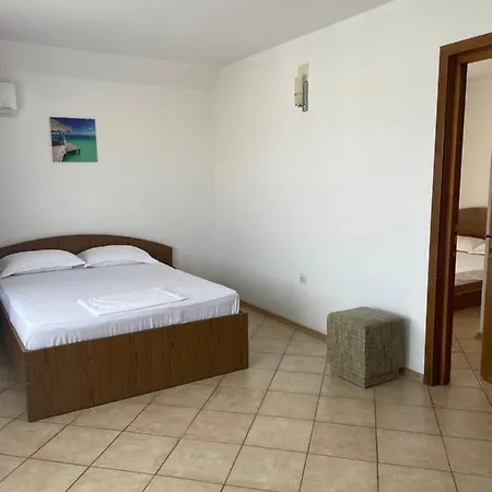 45 & Casa Galbena 3*