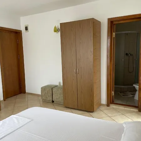 Casa Galbena Costinesti