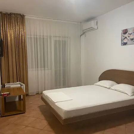 Πανσιόν 45 & Casa Galbena 3*